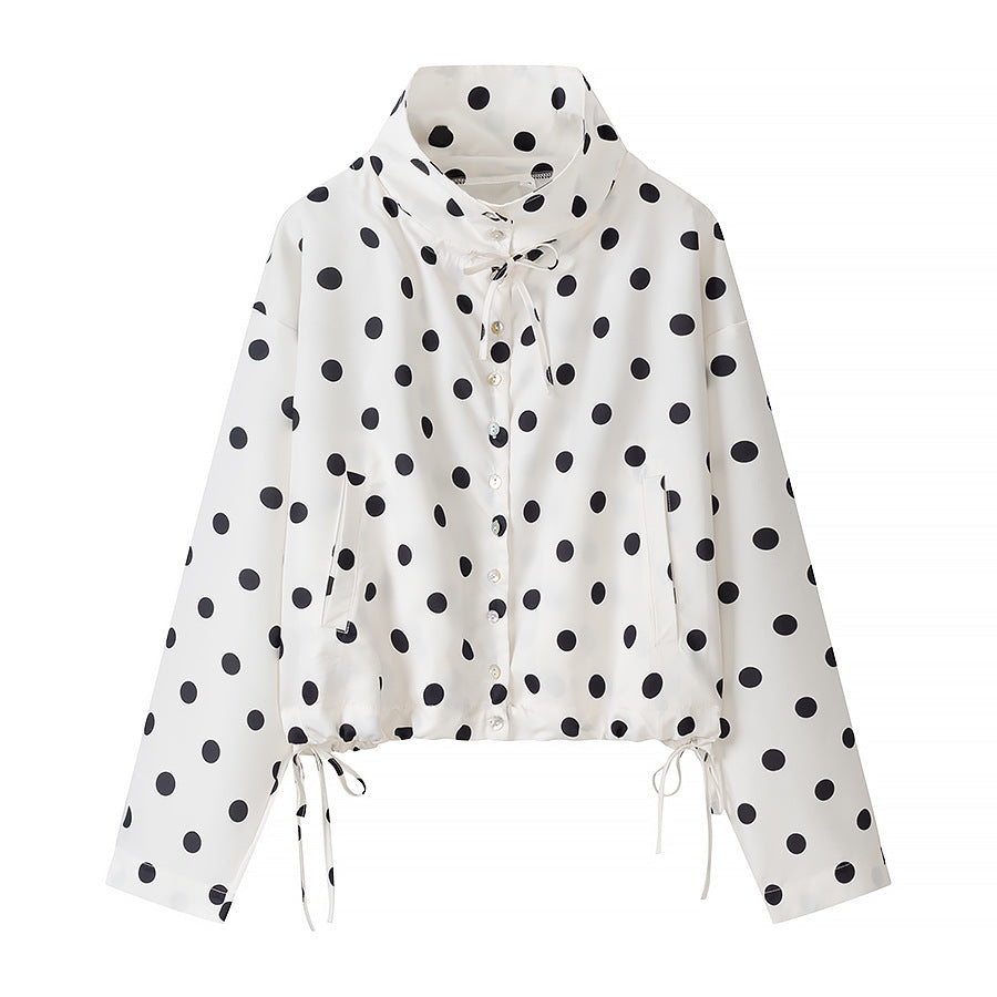 Dam kort jacka in rain parka stil med ståkrage, dragsko och polka dot tryck