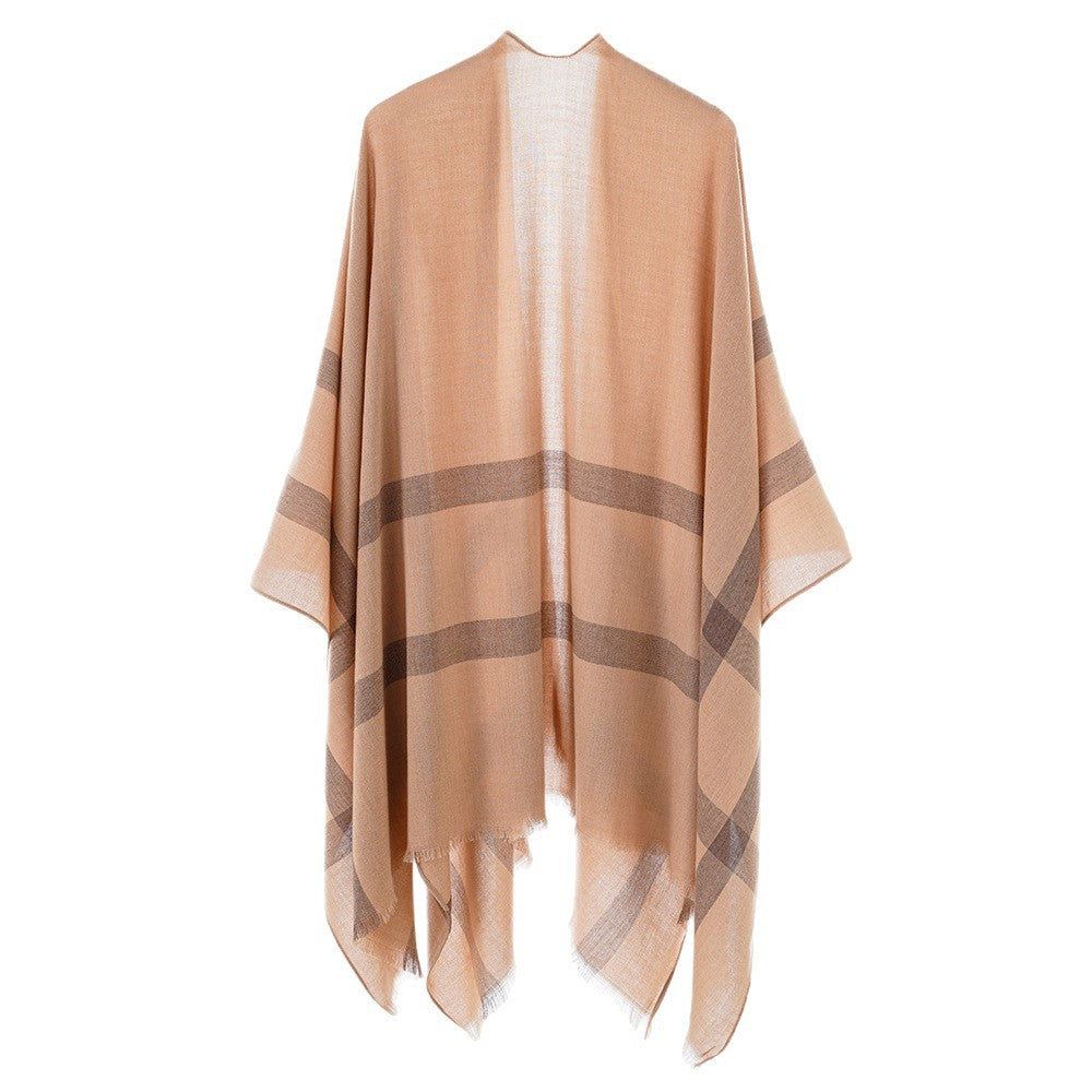 Dam lätt V-Neck poncho tillverkad av fine tyg med diagonal kontrast stripes