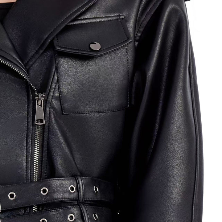 Dam kort figurnära bikerjacka gjord konstläder med double midjebälte, epaulettes och dragkedja detaljer