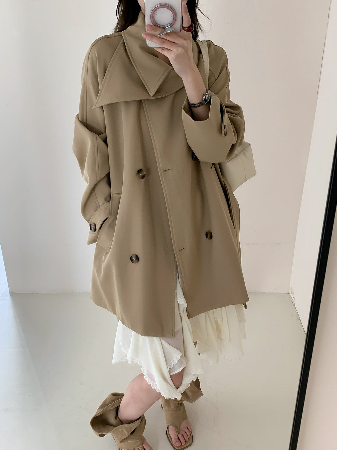 Dam kort trenchcoat med extra vid lapels, raglan ärmar, och horn knapp detaljer