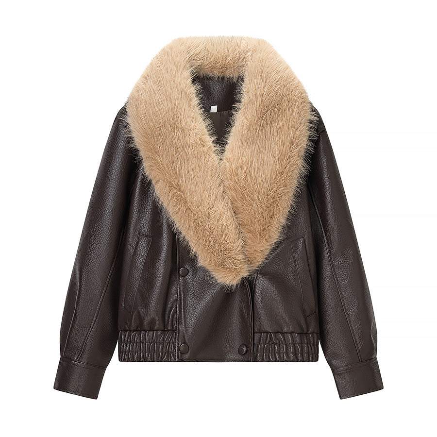Dam kort aviator-stil jacka in läderlook med extra-stor faux fur krage och metallic dragkedja