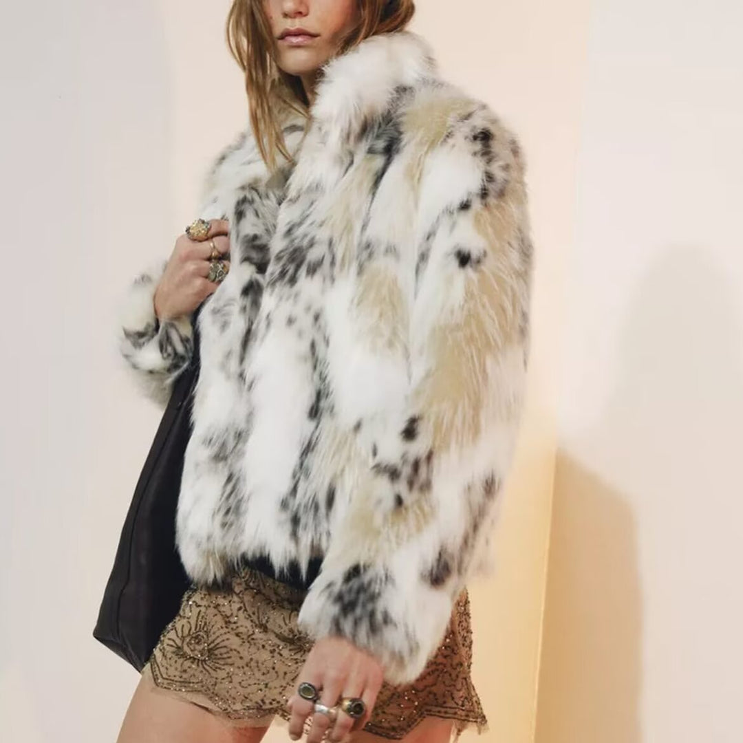 Dam kort faux fur jacka in patchwork look med hög ståkrage
