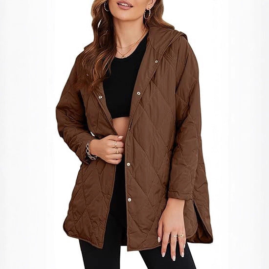 Dam kviltad med huva jacka med snap knappslå, sido slits, och medium length