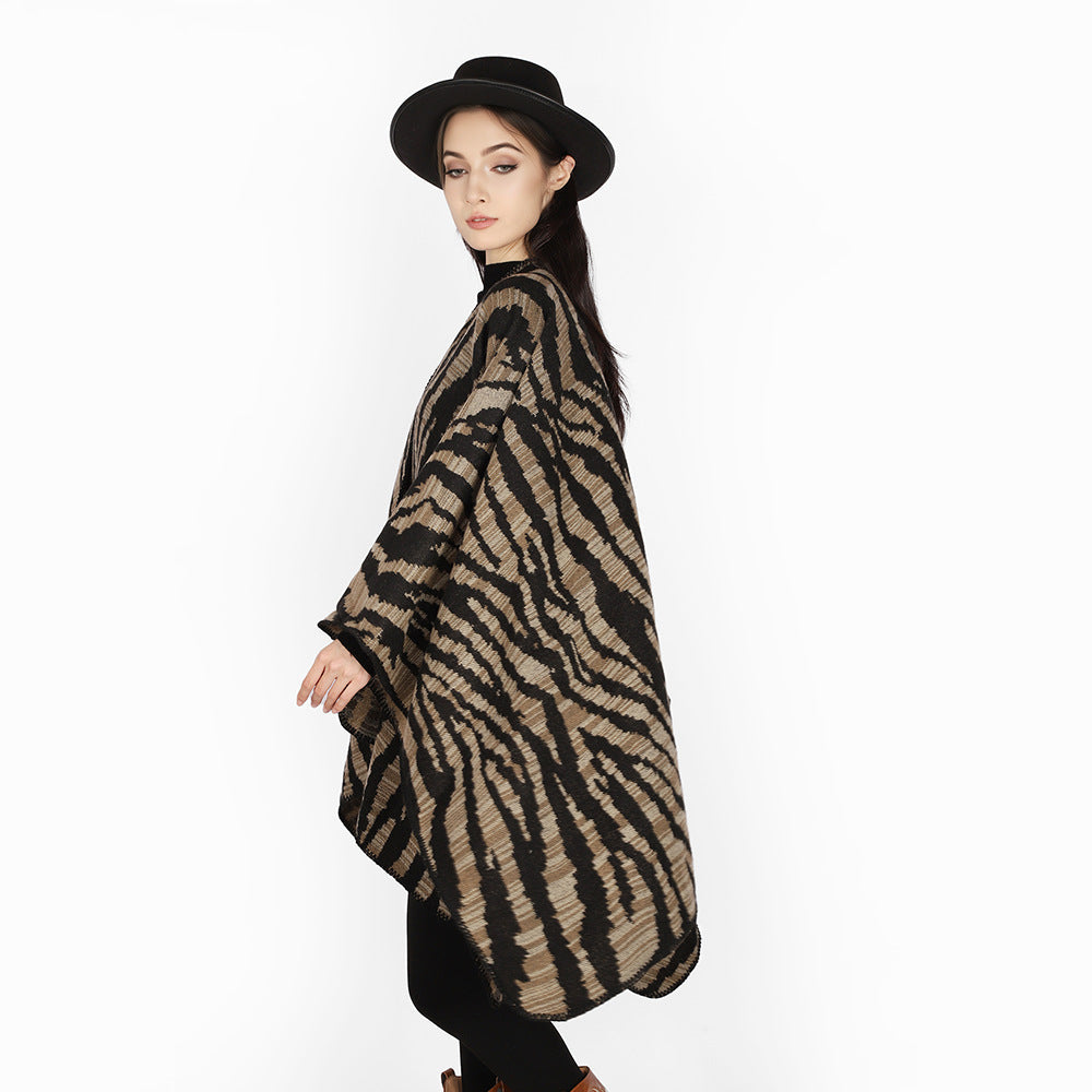 Dam Rectangular Ruana-Overlay med Extravagant Animal-Jacquard och Open Draping