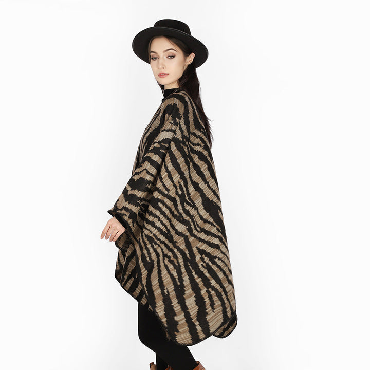 Dam Rectangular Ruana-Overlay med Extravagant Animal-Jacquard och Open Draping