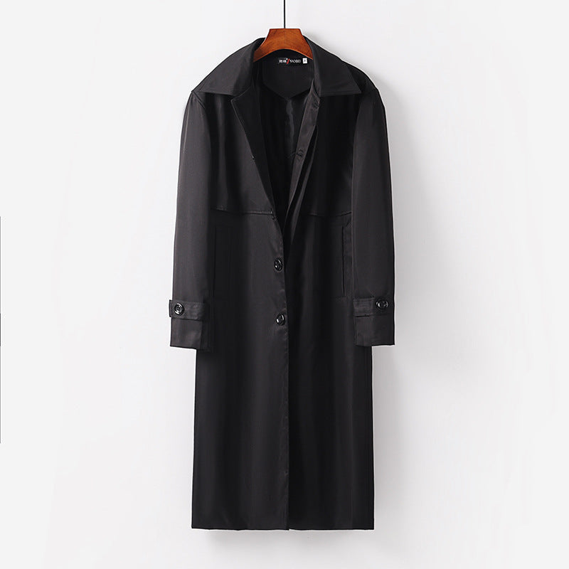 Dam lätt trenchcoat med dold knappslå och shoulder cape