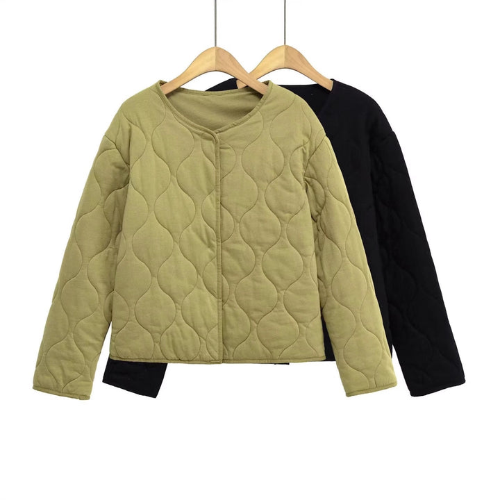 Dam Quiltad Kort Jacka i Oversized Skärning med Round Neck och Wave Stitching