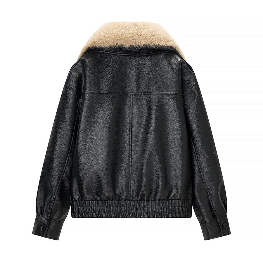 Dam kort aviator-stil jacka in läderlook med extra-stor faux fur krage och metallic dragkedja