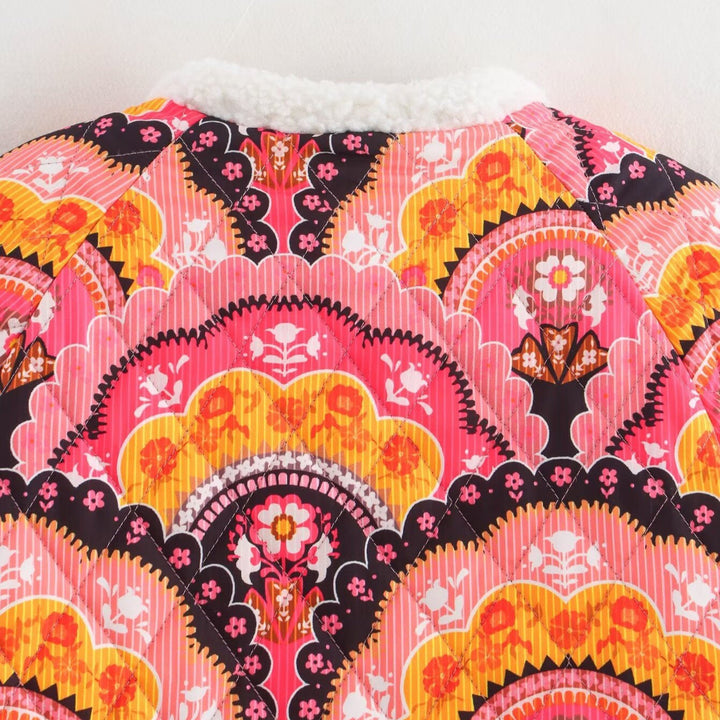 Dam kviltad jacka med teddyfoder och retro-inspired allover tryck