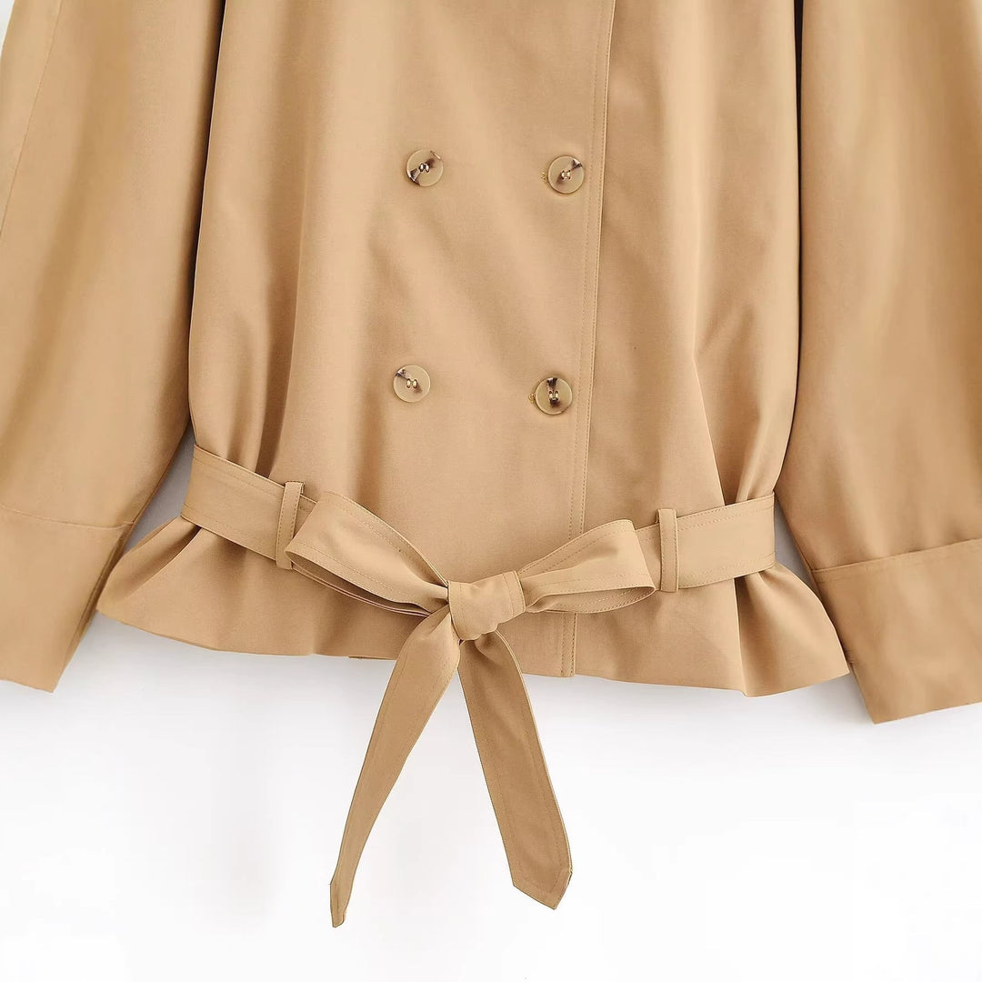 Dam Kort Trenchcoat med Double-Breasted Knapp Knäppning, Cape Yoke och Waist Belt