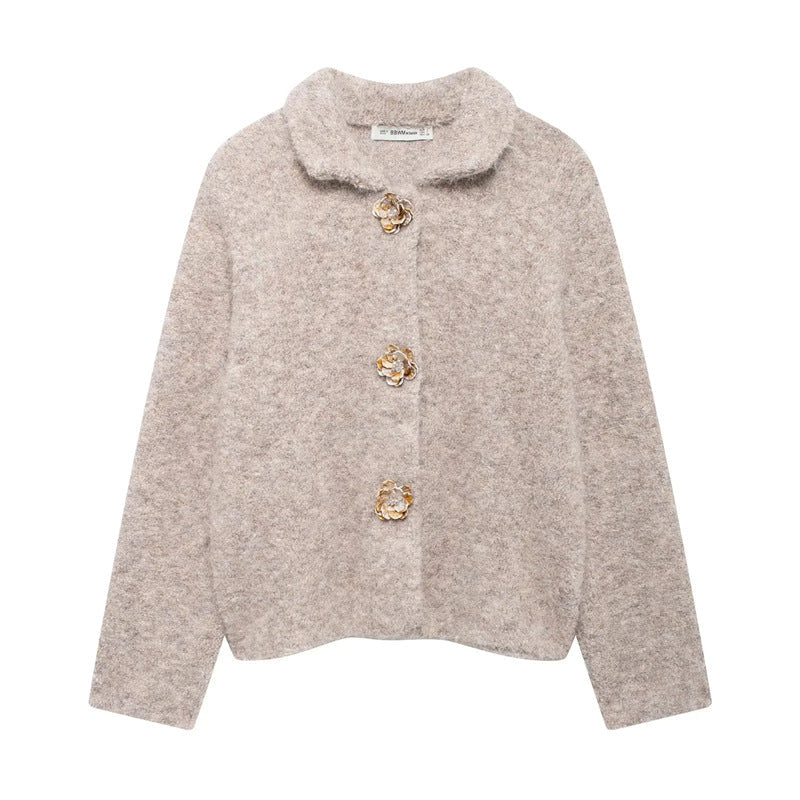 Dam kort bouclé teddy jacka med decorative flower knappar, skjortkrage, och boxy passform