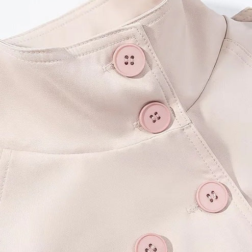 Dam kort trenchcoat in boxig skärning med Stand krage, Epaulettes och midjebälte