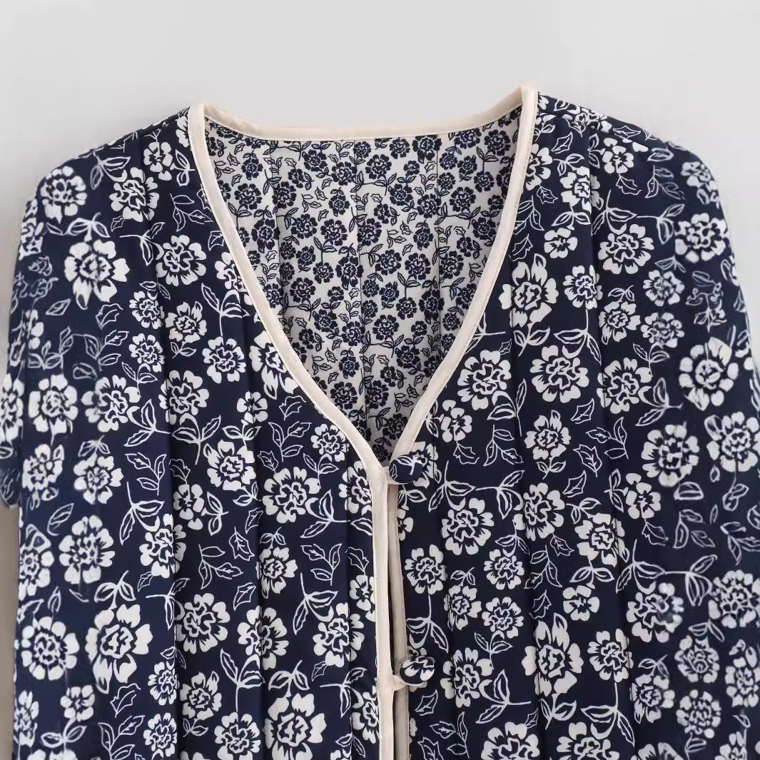 Dam quiltad kimono jacka med floral allover tryck, V-neck, kontrast piping, och påsydda fickor