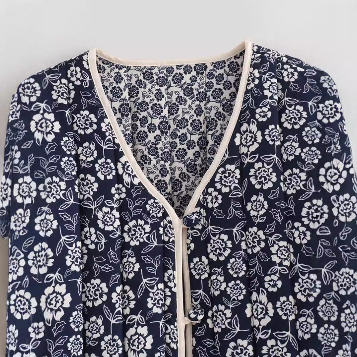 Dam quiltad kimono jacka med floral allover tryck, V-neck, kontrast piping, och påsydda fickor