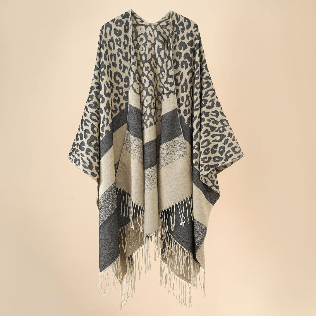 Dam oversized Ruana med Leo Jacquard, fringes, och mjuk ullblandning