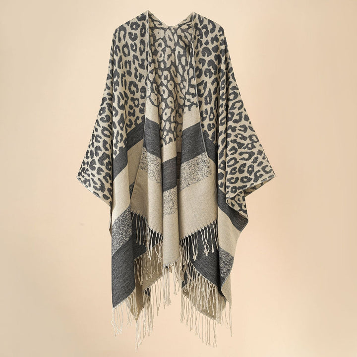 Dam oversized Ruana med Leo Jacquard, fringes, och mjuk ullblandning