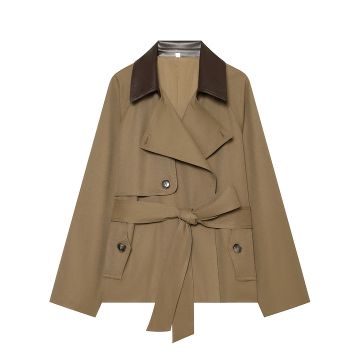 Dam kort-skärning trenchcoat med kontrasterande konstläder krage, double breasted och midjebälte