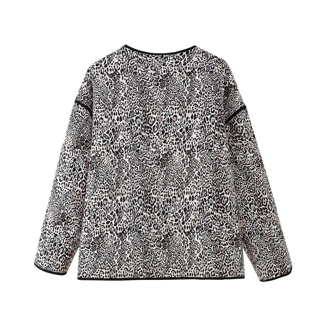 Dam quiltad kort jacka med leopardprint, open round neckline, kontrast piping, och påsydda fickor