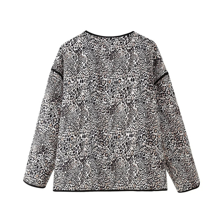 Dam quiltad kort jacka med leopardprint, open round neckline, kontrast piping, och påsydda fickor