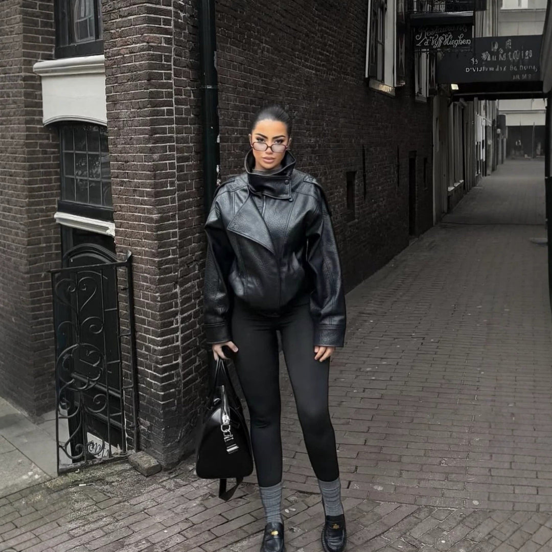 Dam kort läder blouson med hög ståkrage, boxy silhuett, och voluminous ärmar