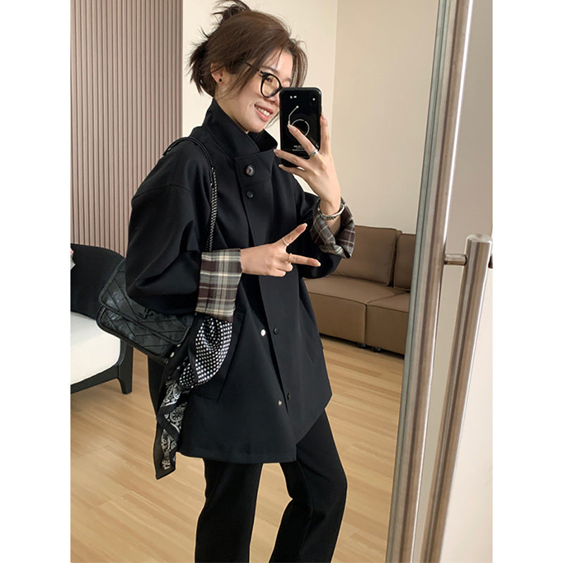 Dam kort trenchcoat in oversize boxig skärning med standing krage och rutig ärm turn-up