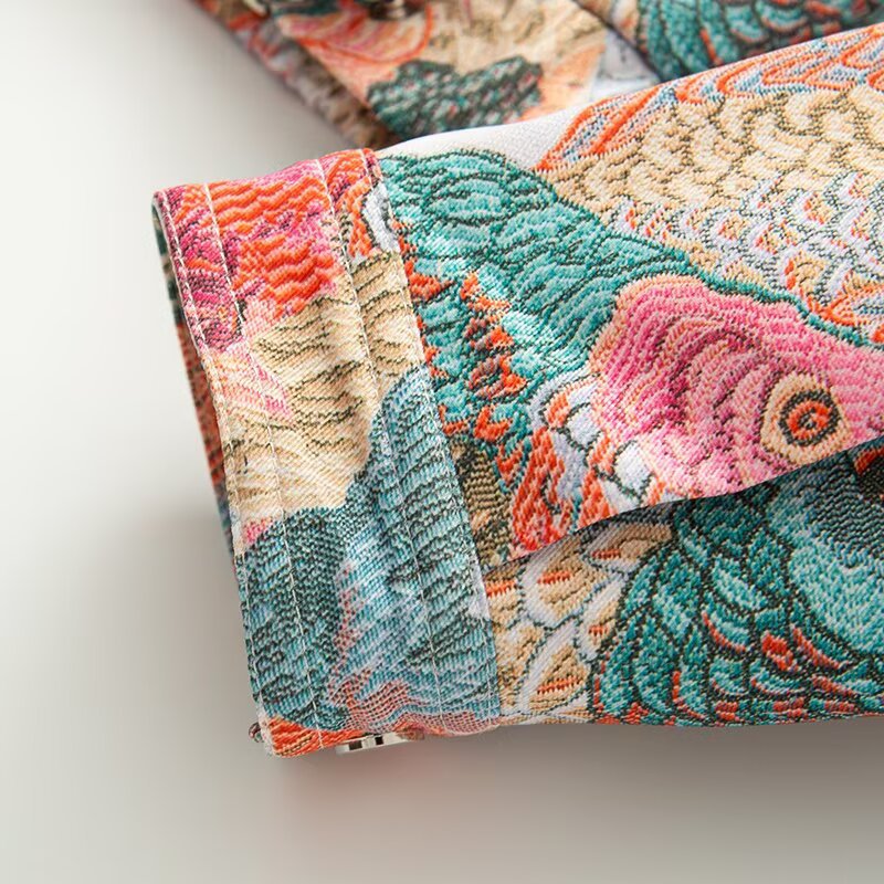 Dam Kort Bouclé Tapestry Jacka med Ornamental Bird Tryck, Patch Fickor och Stå Krage