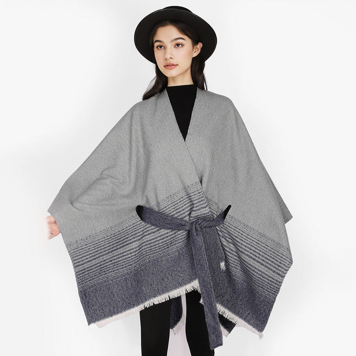 Dam wrap poncho tillverkad av fine stickad med tie bälte och fringed fåll