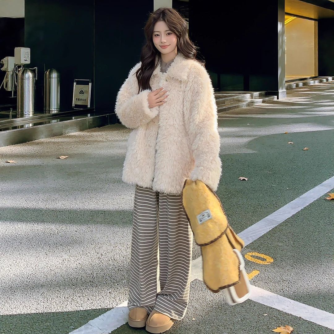Dam faux fur kappa med fluffy teddy look och raglan ärm