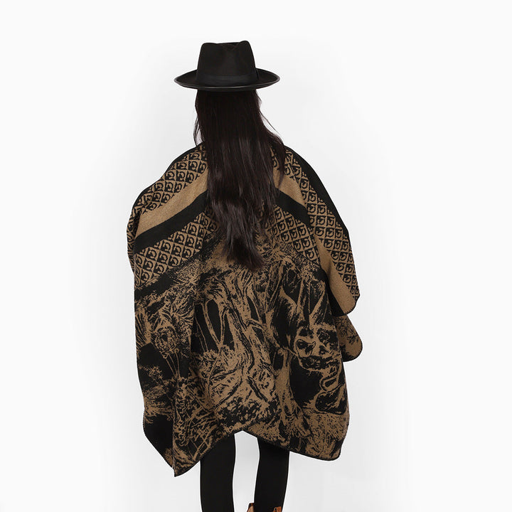 Dam jacquard stickad cape med ståkrage och graphic forest design