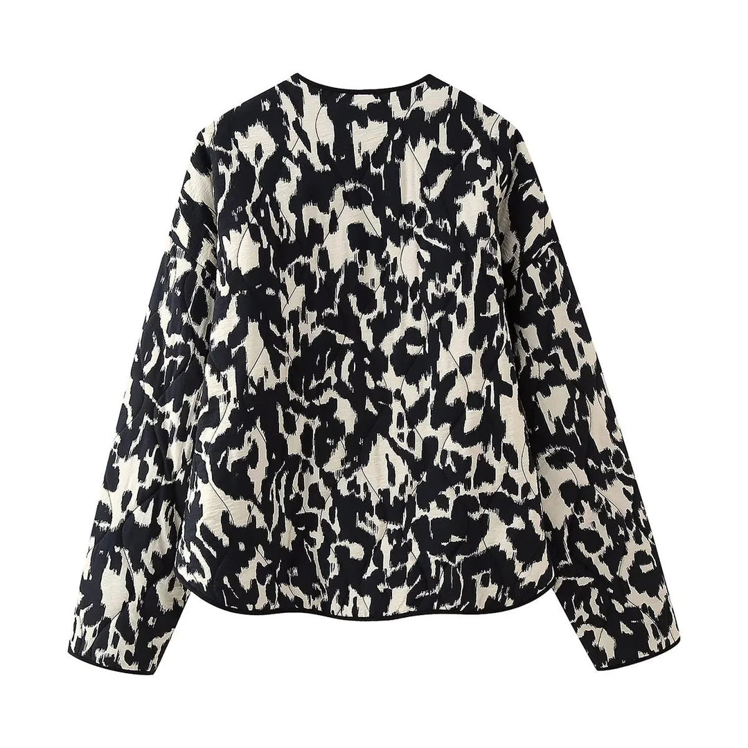 Dam vadderad kort jacka med modern djurprint, round neckline och påsydda fickor