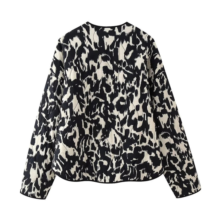 Dam vadderad kort jacka med modern djurprint, round neckline och påsydda fickor
