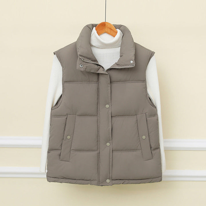 Dam non-vadderad sleeveless thermo quiltad väst med extra high standing krage och concealed snap knäppning