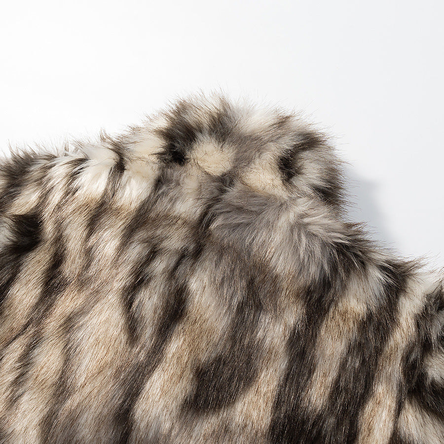 Dam kort Faux Fur jacka med Voluminous Fur look, Boxy silhuett och Insert fickor