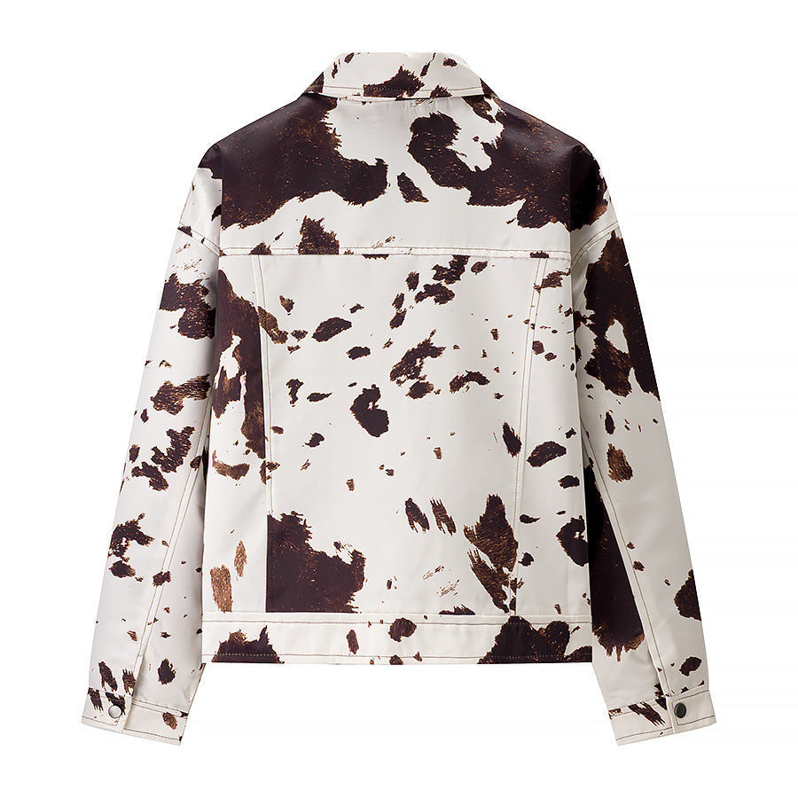 Dam kort trucker jacka med distinctive cow tryck, boxy skärning och applied breast fickor