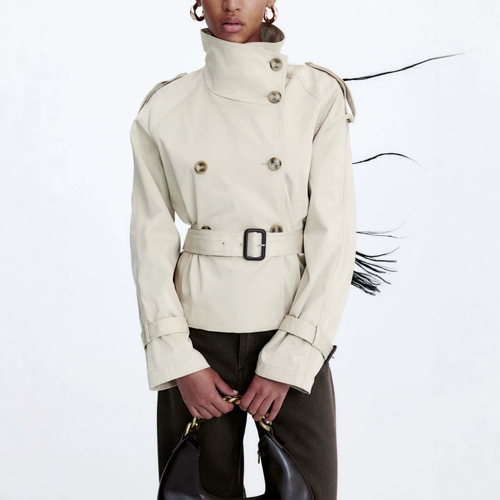 Dam stilren och elegant kort plaid trenchcoat