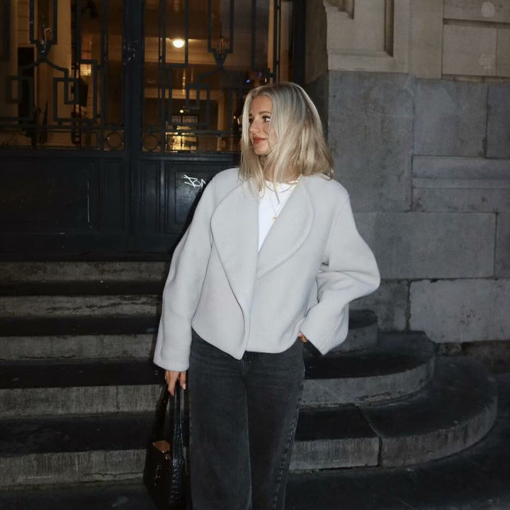 Dam cropped waterfall blazer med oversized sjalkrage och flattering cropped silhuett