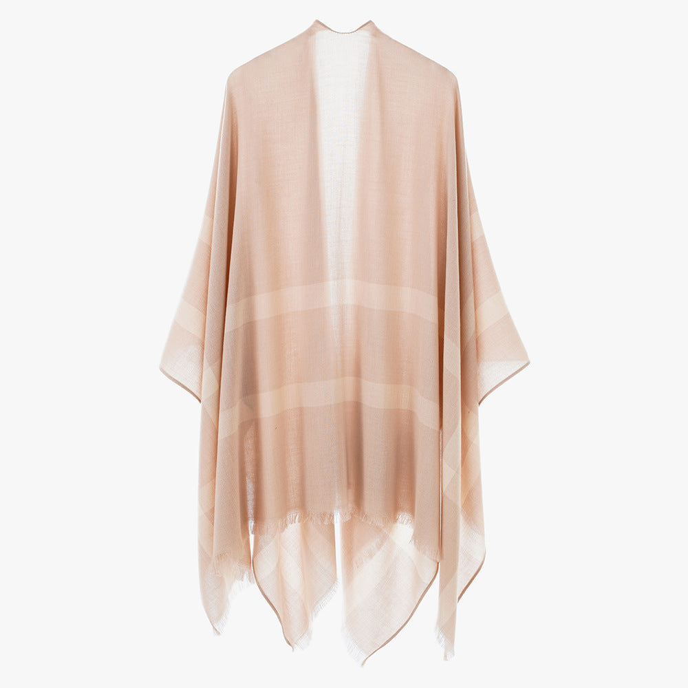 Dam lätt V-Neck poncho tillverkad av fine tyg med diagonal kontrast stripes