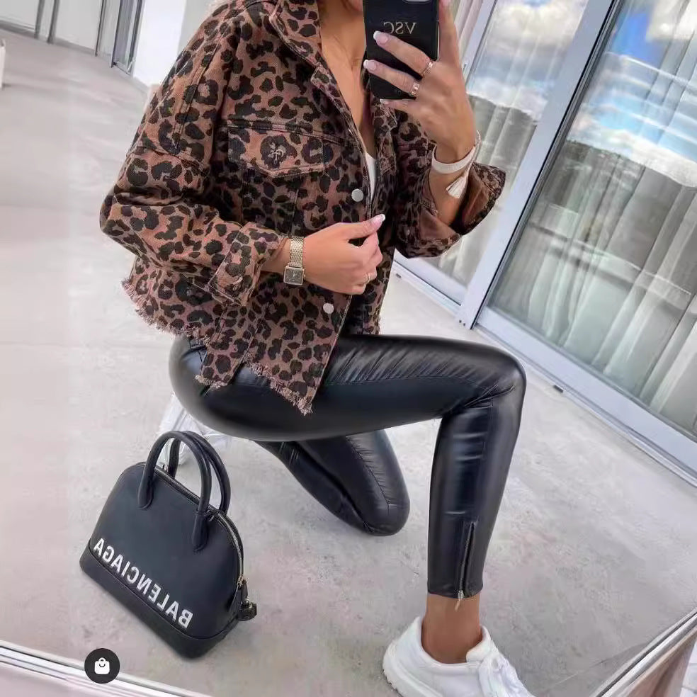Dam Kort Oversized Denim Jacka med Leopardmönster, Lapp Bröst Fickor, och Raw Fåll