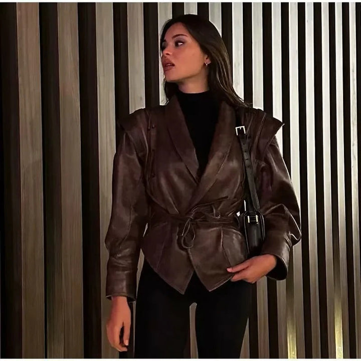 Dam figursydd belted konstläderjacka med sjalkrage och lacing detaljer