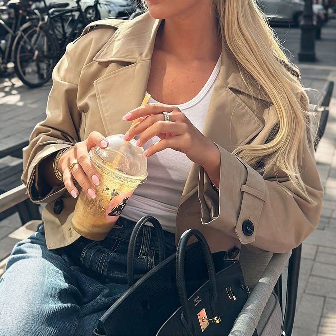 Dam kort satin trenchcoat med double-breasted knäppning, påsydda fickor, och buttoned ärm cuffs