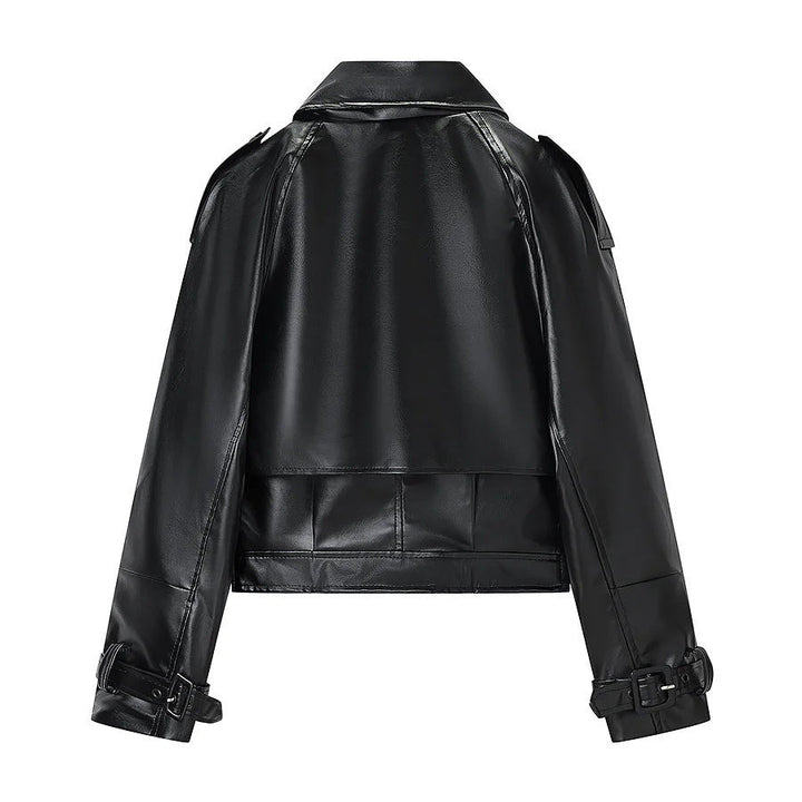 Dam kort figursydd bikerjacka tillverkad av vegan läder imitation med sjalkrage, midjebälte och adjustable cuffs