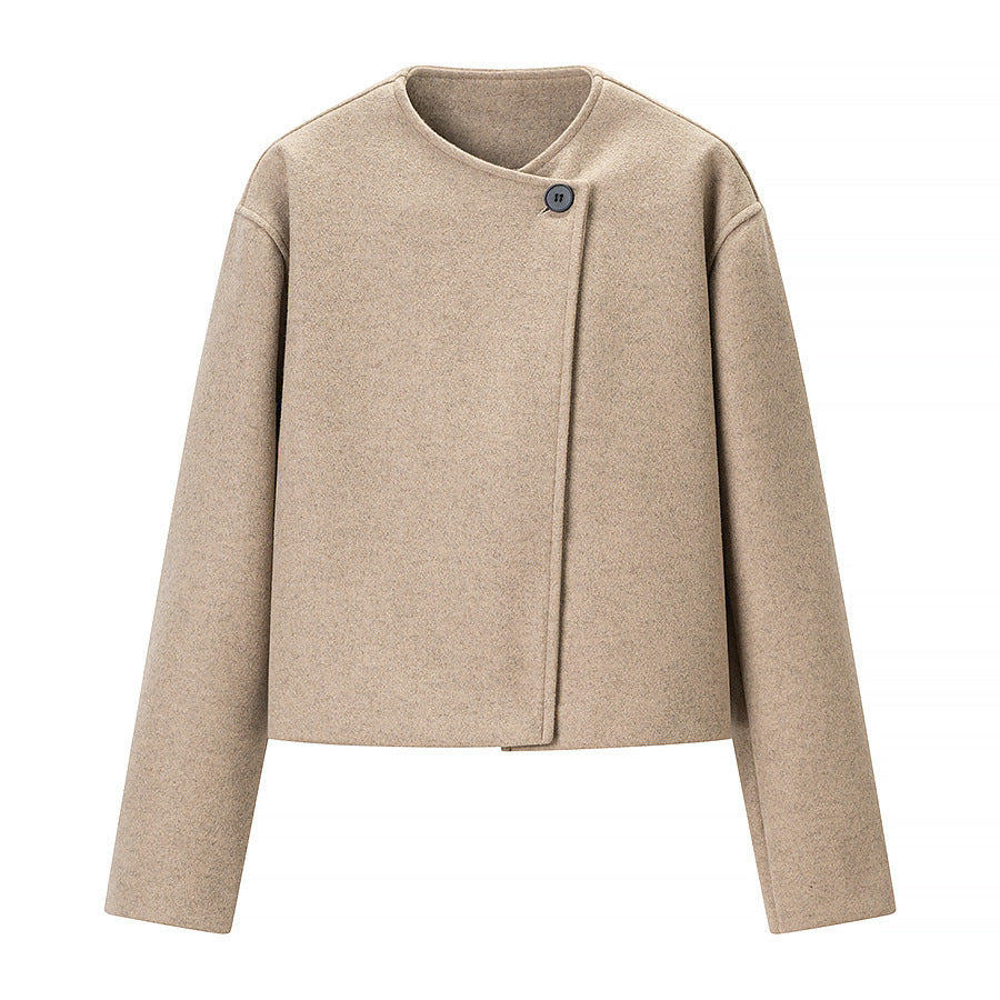 Dam kort boxy jacka i ullblandning med asymmetrical knäppning och rund hals