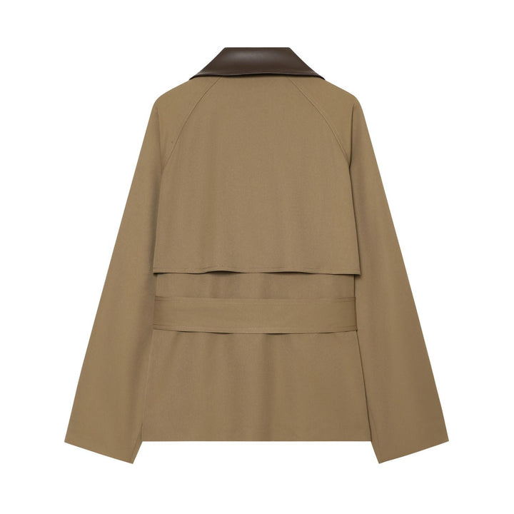 Dam kort-skärning trenchcoat med kontrasterande konstläder krage, double breasted och midjebälte