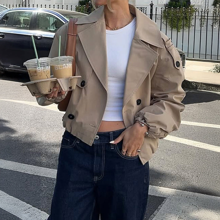 Dam shortened trenchcoat med double-breasted front, bred lapels, och elastiska muddar