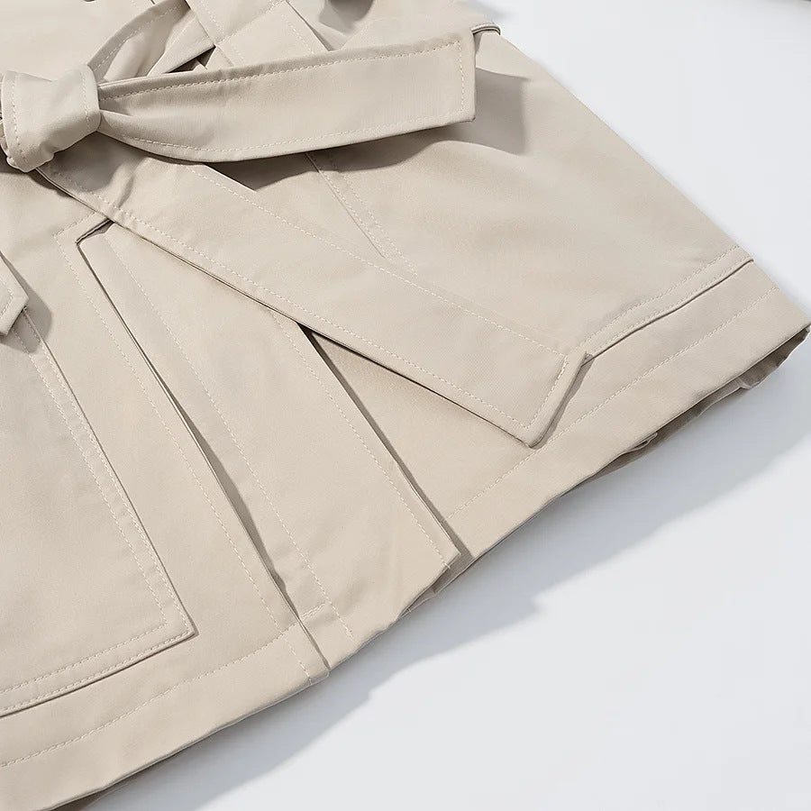 Dam cropped kappa jacka med overlapping sjalkrage, tie bälte, och snap knäppning
