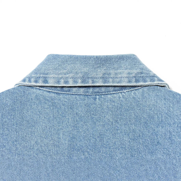 Dam Kort Denimjacka med Asymmetrisk Nederkant och Lock Fickor