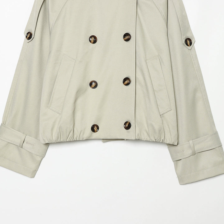 Dam kort figurnära trenchcoat med double-breasted knäppning, high ståkrage, och avtagbar axel flaps
