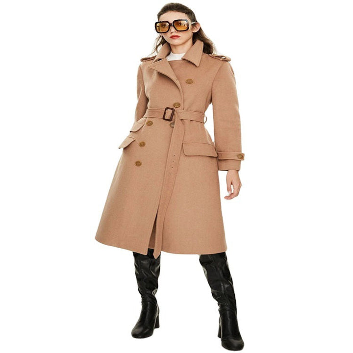 Dam figurnära A-line trenchcoat gjord ull-cashmere blend med midjebälte och flap