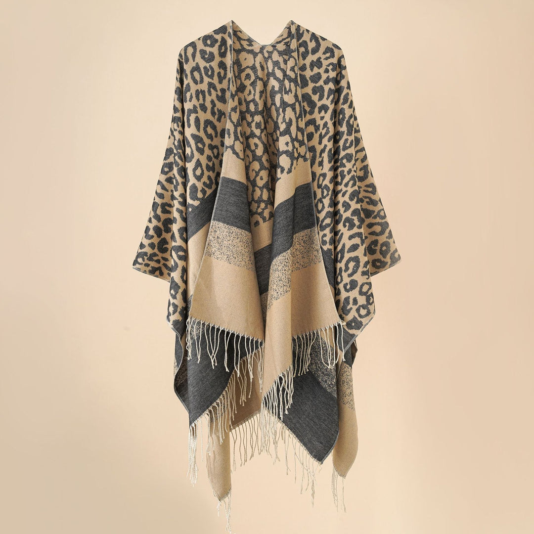 Dam oversized Ruana med Leo Jacquard, fringes, och mjuk ullblandning