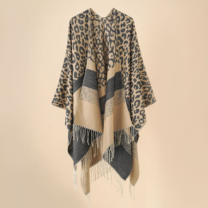 Dam oversized Ruana med Leo Jacquard, fringes, och mjuk ullblandning
